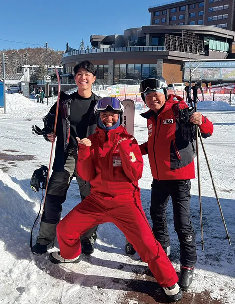 池の平スキースクール 英語レッスンの生徒と教師の記念写真